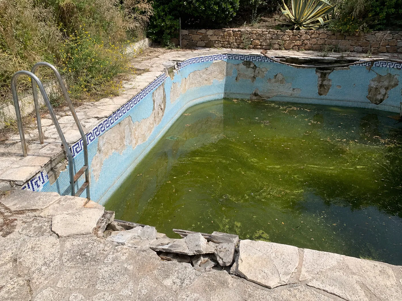 Antes: piscina con playa y accesos antes de remodelación en Montecanal