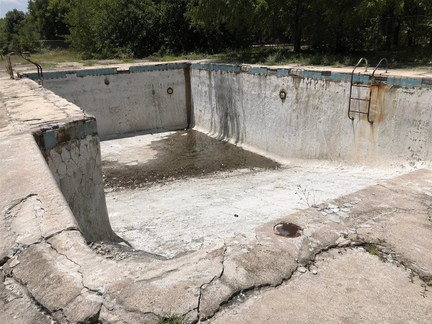 Antes: piscina con humedades y revestimiento deteriorado en Arcosur