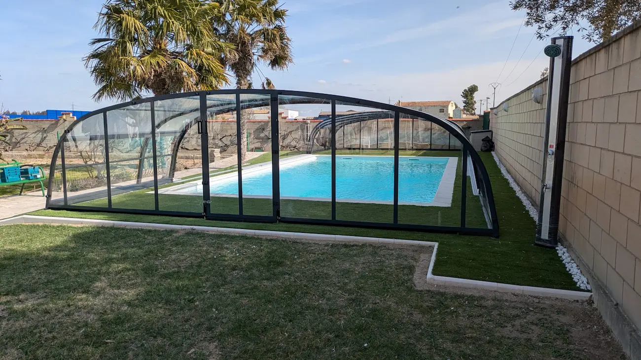 Cerramiento de piscina con cubierta motorizada