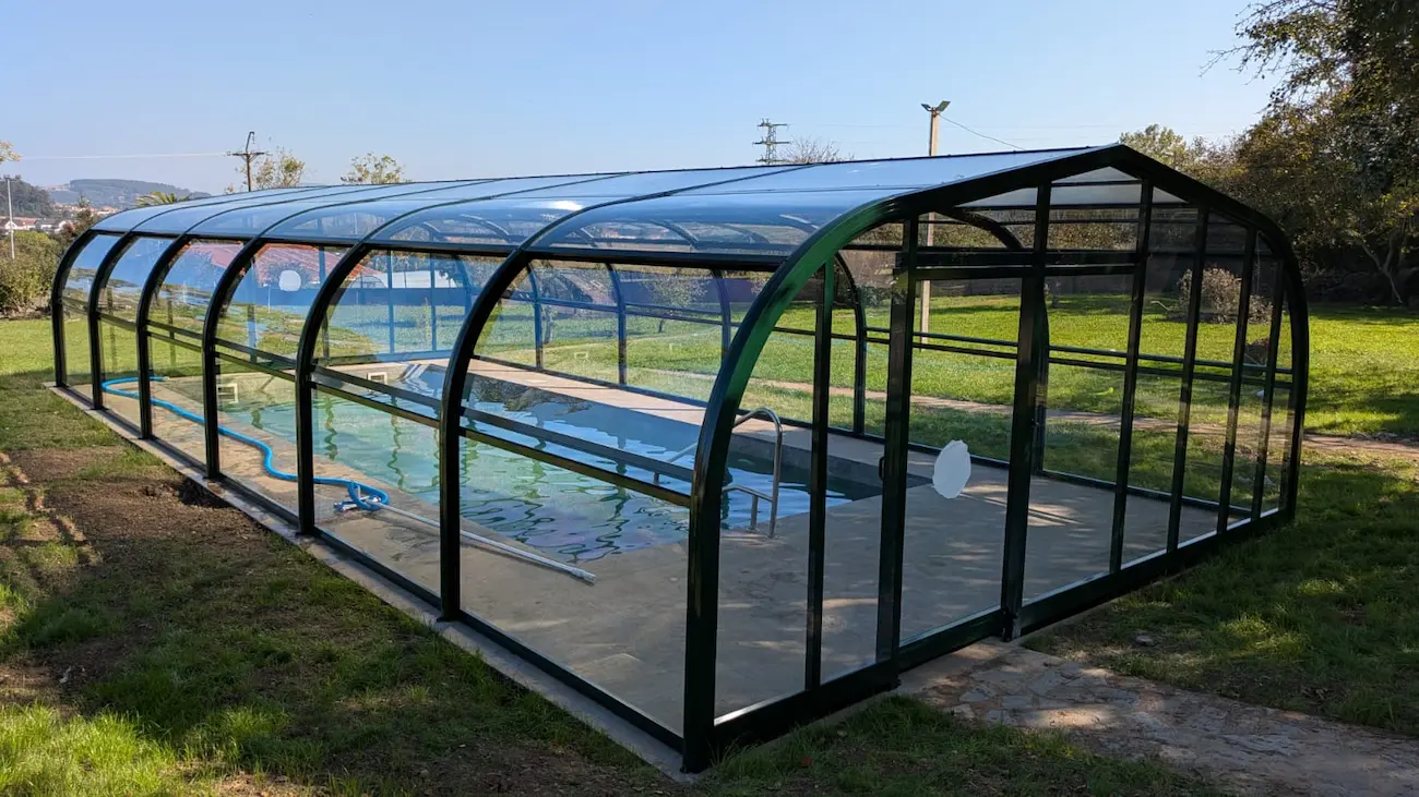 Instalación de cubierta perimetral en piscina privada