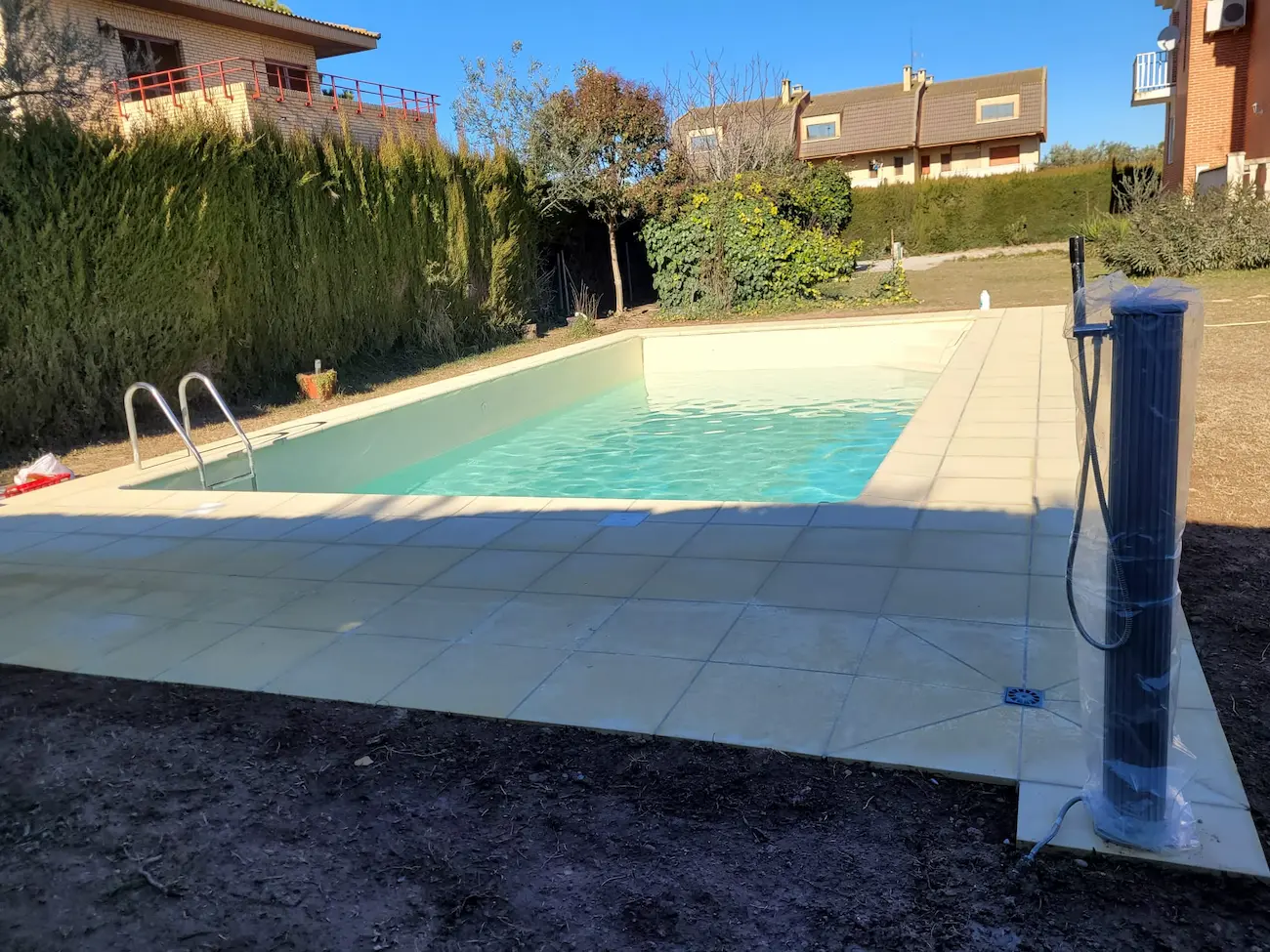 Piscina rehabilitada terminada con revestimiento e impermeabilización