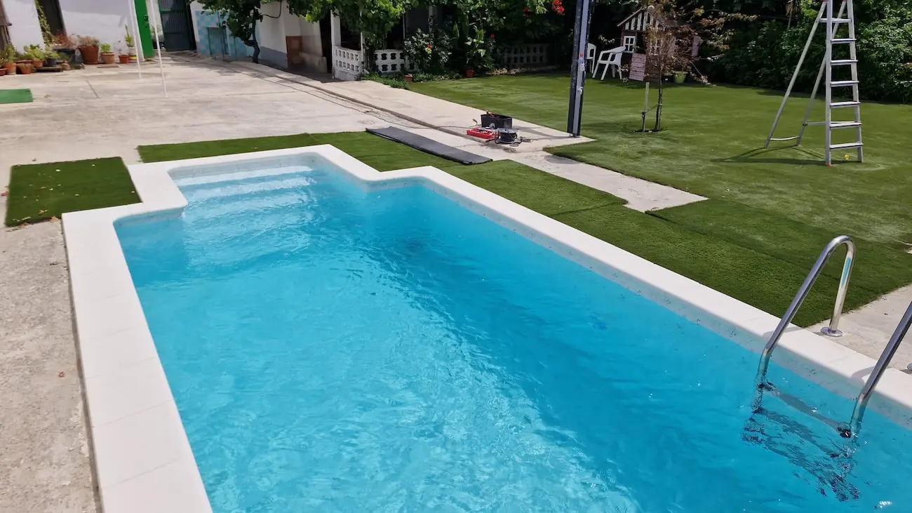 Piscina con coronación y revestimiento de obra terminada