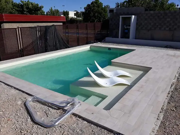 Escaleras de obra integradas en piscina rehabilitada en Zaragoza