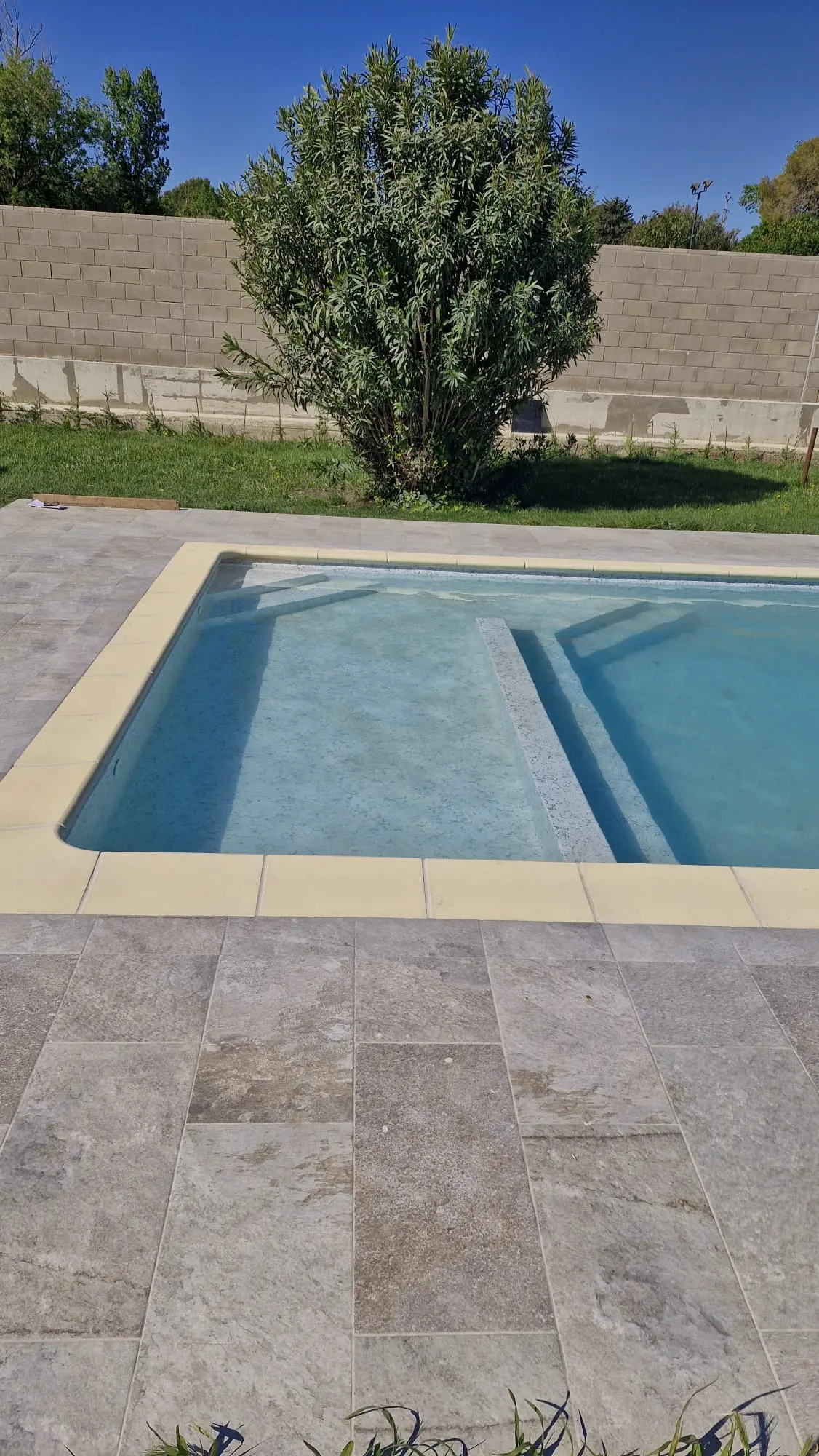 Escaleras de acceso y coronación perimetral en piscina en Zaragoza