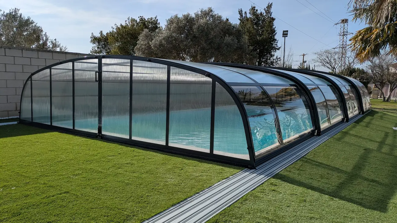 Acabados finales de piscina rehabilitada en Zaragoza